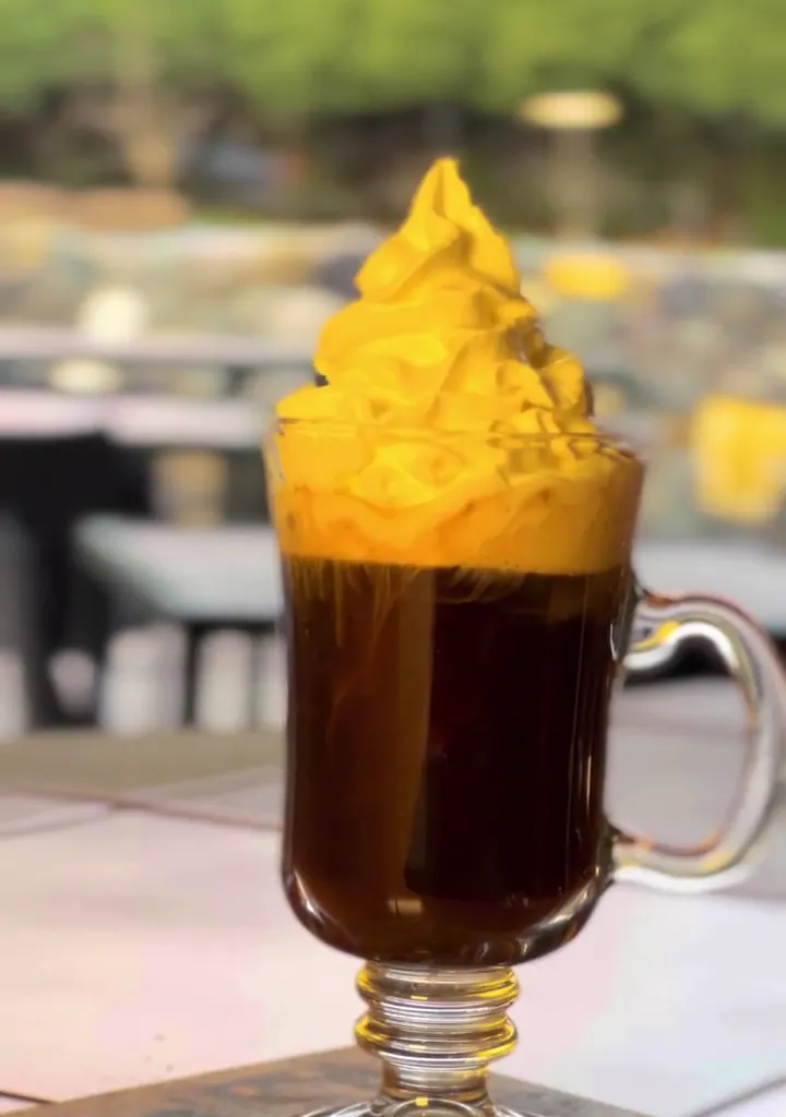 Café con crema en copa de vidrio