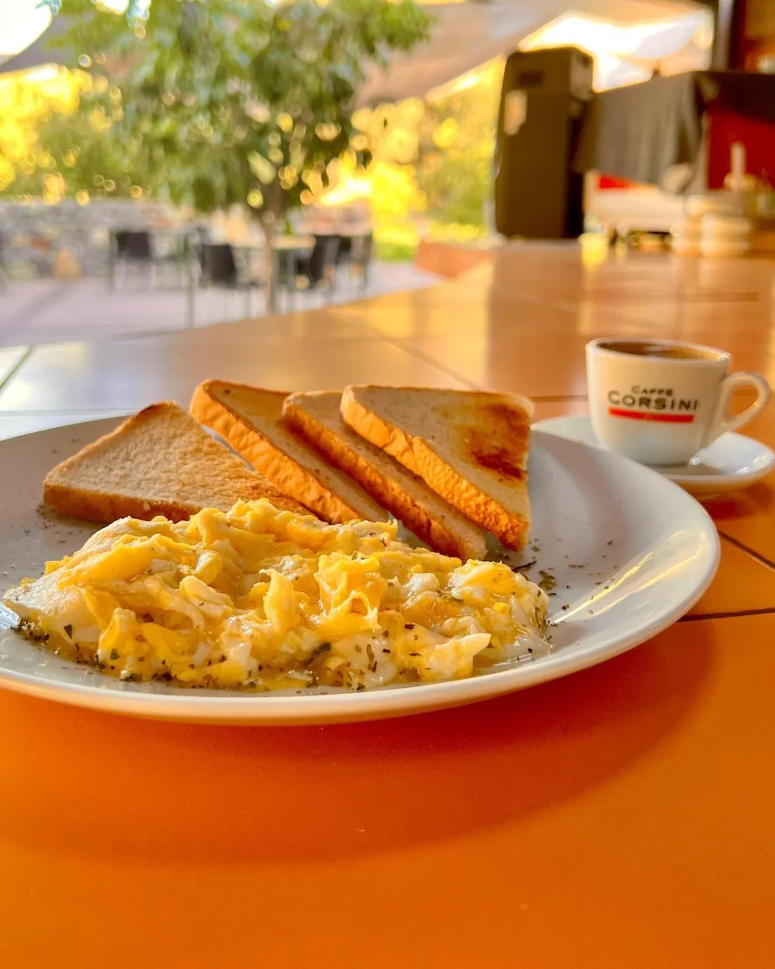 Desayuno con huevos revueltos, tostadas y café