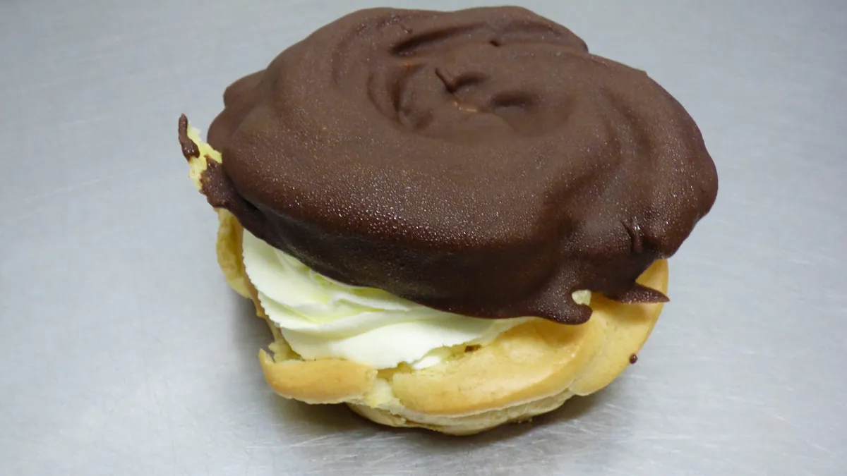 Pastel con crema bañado en chocolate