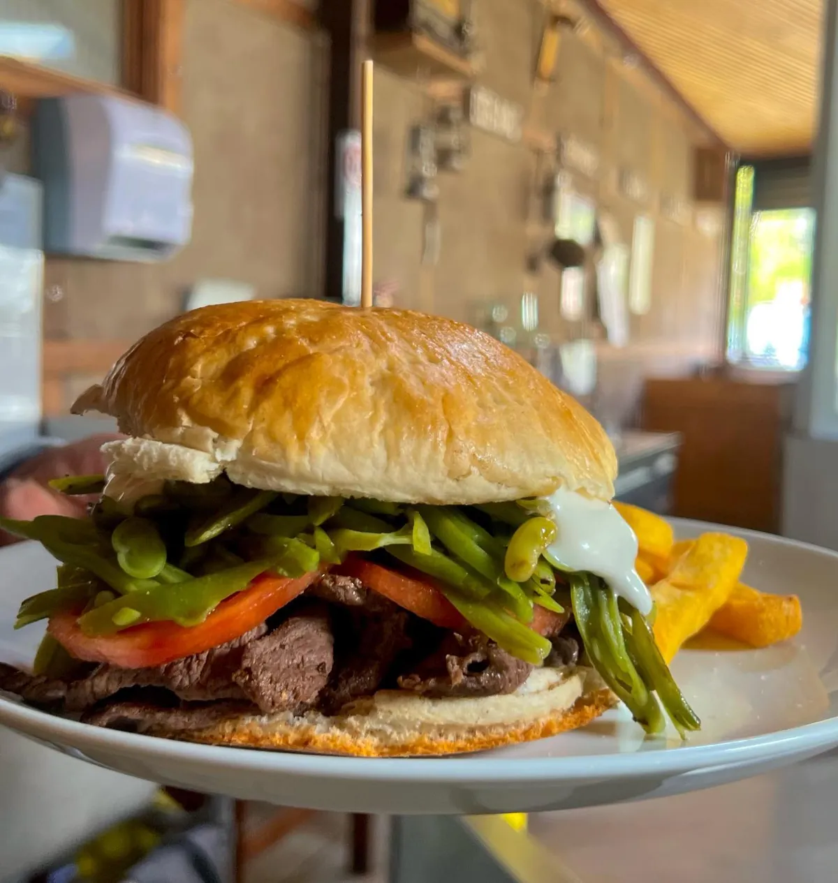 Sándwich de churrasco con porotos verdes y tomate