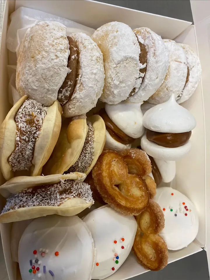 Caja surtida de empolvados, alfajores y palmeritas