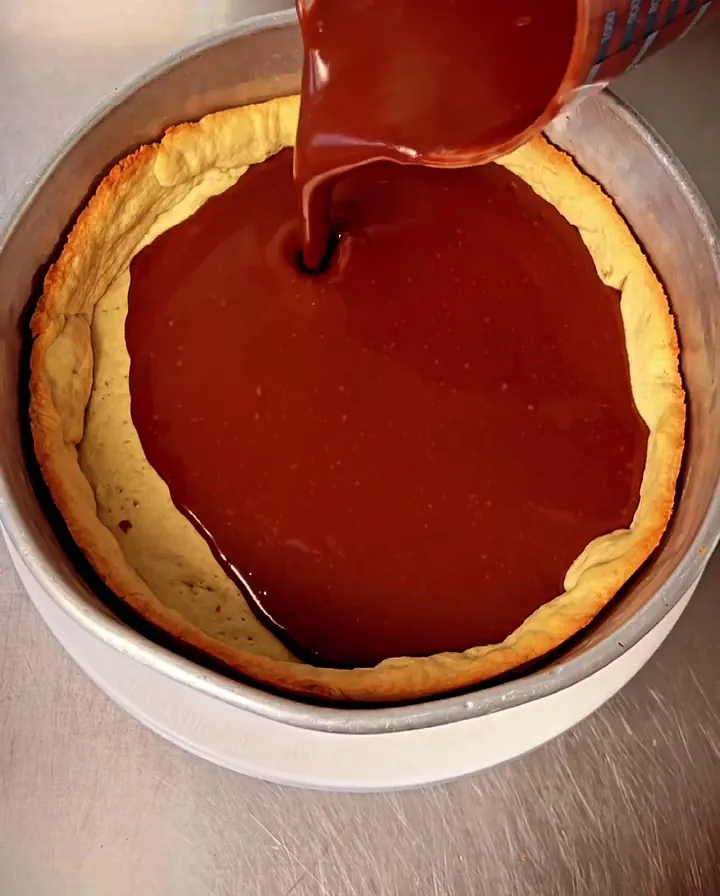 Tarta casera recién bañada con salsa